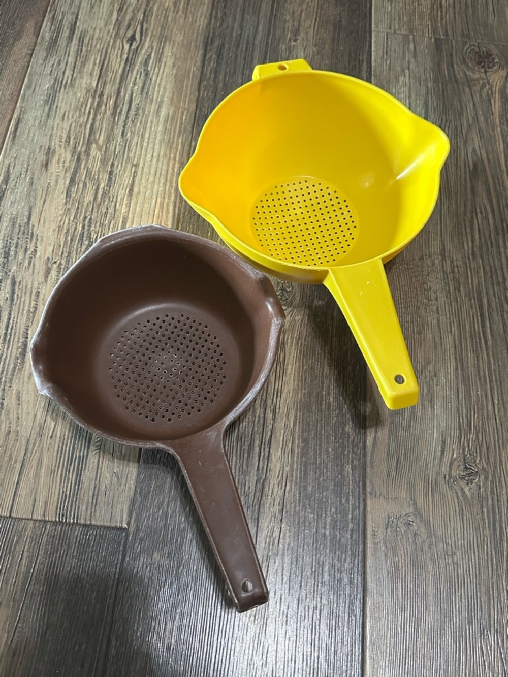 VTG Tupperware yellow plastic strainer #1573 2 quart and Rubbermaid brown small